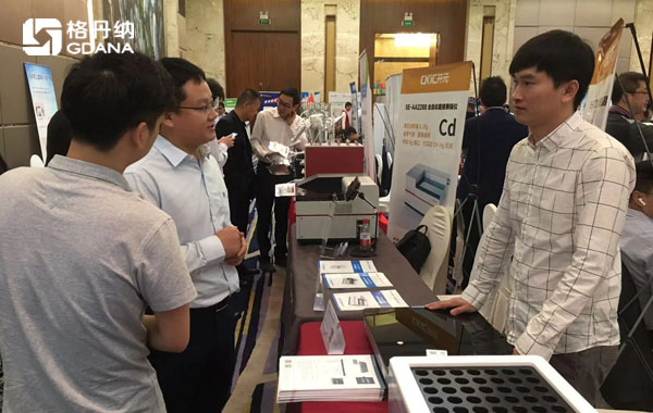 格丹納工程師現場與用戶、專業(yè)人士進行交流