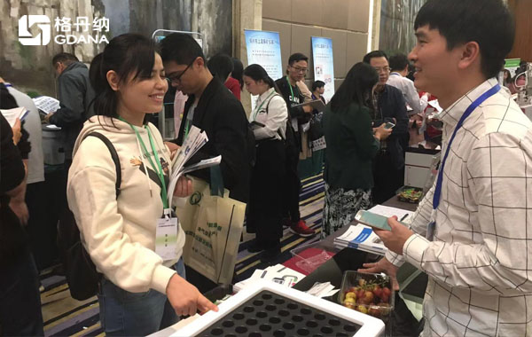 格丹納工程師現場與用戶、專業(yè)人士進行交流