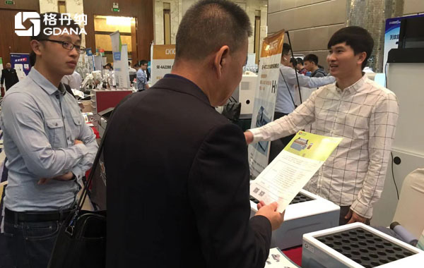 格丹納工程師現場與用戶、專業(yè)人士進行交流